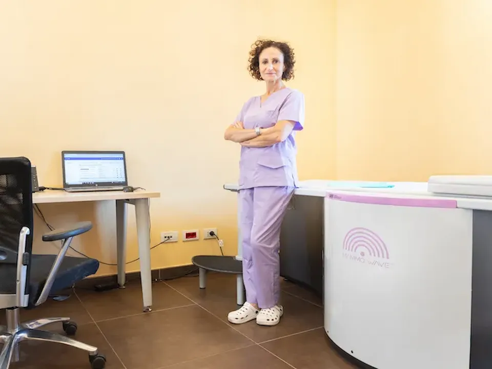 Dott.ssa Lara Maffei accanto al dispositivo MammoWave utilizzato per il MammoTest nel Centro Senelia